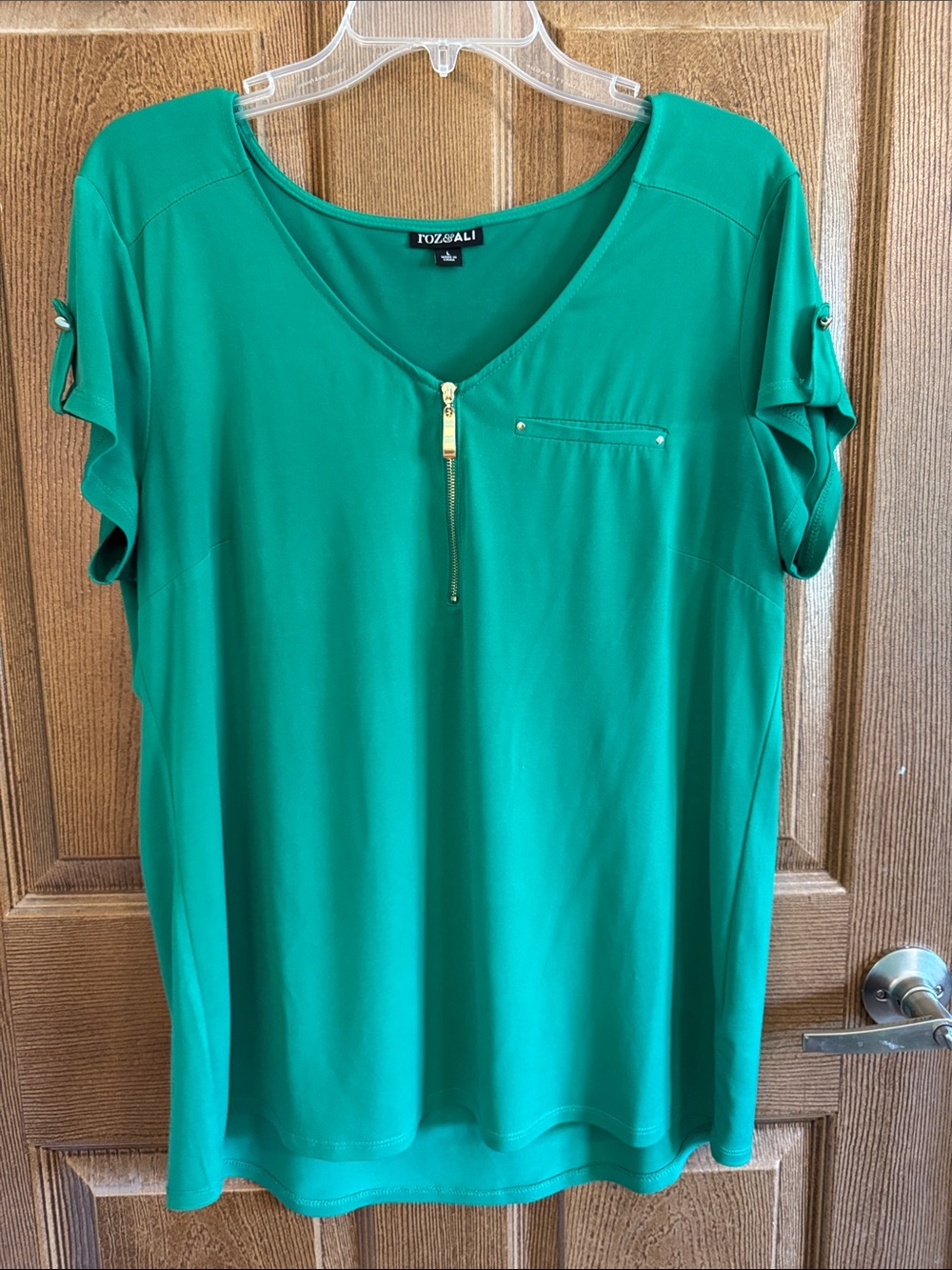 Roz & Ali Emerald Green V-Neck Top with Gold Zip Size Large